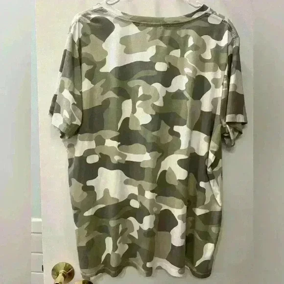 Michelle Mae Camo V-Neck T-Shirt Size 2XL - Picture 4 of 7